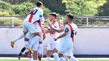 Los futbolistas del Rayo Vallecano B celebran uno de los goles de su triunfo sobre el CD Leganés B (3-2), en el partido correspondiente a la Jornada 1 en el Grupo 7-C de Tercera División disputado en la Ciudad Deportiva Fundación Rayo
