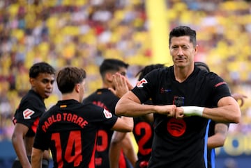 El partido comenz con dominio azulgrana, y Robert Lewandowski abri el marcador en el minuto 20, repitiendo con otro gol en el 35. Ayoze Prez descont para el Villarreal en el minuto 38, pero el Bar?a mantuvo el control. En la segunda mitad, Pablo Torre ampli la ventaja en el minuto 58, seguido por Raphinha, que anot un doblete en los minutos 75 y 83, sellando la goleada.