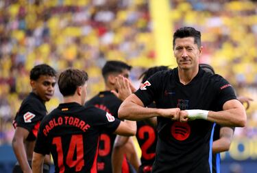 El partido comenzó con dominio azulgrana, y Robert Lewandowski abrió el marcador en el minuto 20, repitiendo con otro gol en el 35. Ayoze Pérez descontó para el Villarreal en el minuto 38, pero el Barça mantuvo el control. En la segunda mitad, Pablo Torre amplió la ventaja en el minuto 58, seguido por Raphinha, que anotó un doblete en los minutos 75 y 83, sellando la goleada.