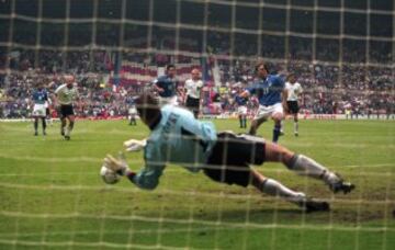 Cuando más falta hacía, a Zola se le encogió la pierna. Italia necesitaba ganar y el árbitro señaló penalti. El pequeño delantero cogió el balón, avisó con la mirada, lanzó flojo y Köpke detuvo (en la imagen). Fue la gran ocasión de Italia. Antes tuvo algunas más pero el meta alemán estuvo soberbio. El empate mandó a casa a Italia.