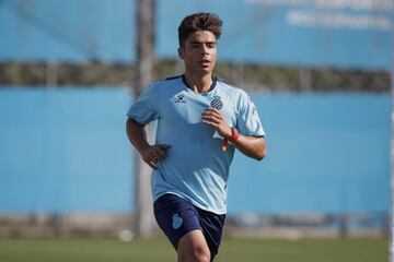 Con su debut en Primera el 25 de junio se convirtió en el primer futbolista nacido en el siglo XXI que juega en el primer equipo del Espanyol. Además de en la derrota ante el Betis (1-0), acabó participando en otros cinco encuentros hasta el final de Liga.