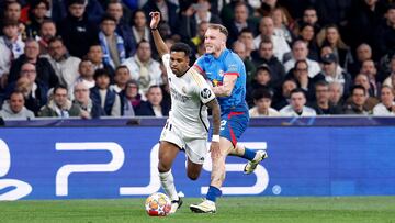 Rodrygo intenta irse de Raum en una jugada del Real Madrid-RB Leipzig de vuelta de octavos de final de la Champions disputado el miércoles en el Bernabéu.
