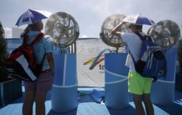 Espectadores refrescandose durante los descansos para hacer frente a las temperaturas que llegan a 43 grados centígrados (109 Fahrenheit) durante el cuarto dia del Abierto de Australia 2014 en Melbourne Park