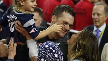 JGM164. Houston (United States), 06/02/2017.- New England Patriots quarterback Tom Brady (C) talks with his wife, Gisele Bundchen (R), as his daughter, Vivian Lake Brady (L) looks on after winning the first overtime Super Bowl against the Atlanta Falcons in Super Bowl LI at NRG Stadium in Houston, Texas, USA, 05 February 2017. (Disturbios, Estados Unidos) EFE/EPA/LARRY W. SMITH