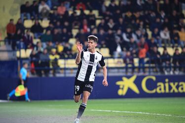 Marc Cardona lideró a Las Palmas tras haber jugado más de 75 minutos con un jugador menos por expulsión de Mfulu. El ariete marcó un gran gol tras completar una pared con Moleiro y quedarse solo ante Jögersen, al que batió por bajo con un tiro raso.

