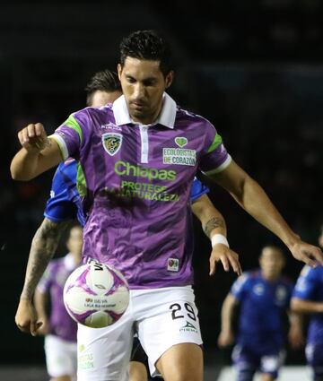 Chiapas anunció en junio de 2015 la llegada del central argentino Juan Manuel Insaurralde. Con los Jaguares, el central jugó 14 partidos y metió dos goles. Seis meses después fichó con Boca Juniors, equipo en el que disputó 44 partidos, en su segunda etapa, y ganó dos títulos de liga. En enero de 2018, el zaguero fichó con Colo Colo, club con el que suma 75 partidos, cinco goles y consiguió la Copa Chile.
