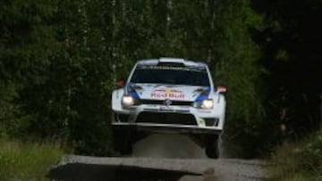 Jari-Matti Latvala se distancia un poco más al frente del liderato.