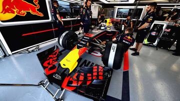 El coche de Ricciardo en el box de Red Bull de Canad&aacute;.