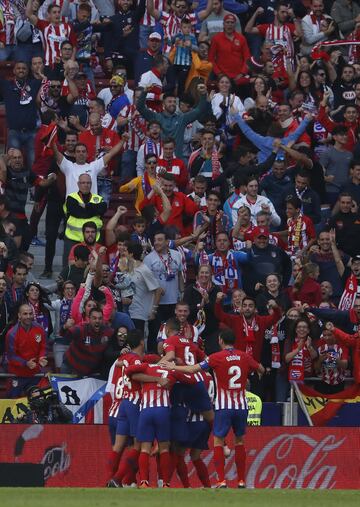 Los rojiblancos celebran el 1-0 de Correa.