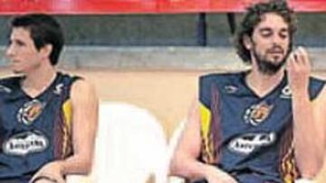 <b>PARÓN. </b>Gasol observa descalzo el entrenamiento de ayer.
