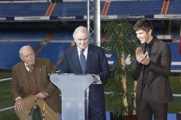 El Real Madrid quería suplir al lesionado Van Nistelrooy. Pagó 20 millones al Ajax en enero de 2009. Alternó grandes actuaciones (tres dobletes), con días grises. Jugó 15 partidos (8 goles). Fue vendido al Milán por 18 millones en el verano de 2009. 