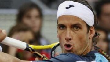 <b>POR LOS PELOS. </b>Feliciano ataca la bola en una pista expectante.