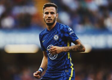 Salió cedido en el último día de mercado al Chelsea, en una operación sobre la bocina con la que Simeone consiguió el regreso de Griezmann. El centrocampista no estaba contento con su posición sobre el campo y con tener que participar en muchos momentos como carrilero izquierdo. Lejos de su mejor versión de años atrás, Saúl espera recobrar sensaciones en la Premier, donde el Chelsea se guardó una opción de compra al final de temporada. Su estreno se produjo como titular, ante el Crystal Palace y formando en el doble pivote, pero salió sustituido en el descanso después de estar ‘sufriendo’ sobre el campo, según indicó Tuchel. Salió del Atlético con 340 partidos oficiales en sus botas.  