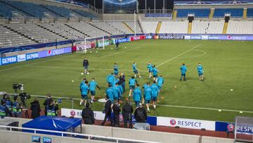 El Real Madrid durante el entrenamiento en el estadio del APOEL. 