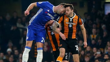 El espectacular choque entre Gary Cahill y Ryan Mason.