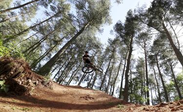 El biker escocés Reece Wilson, del equipo TREK TFR y especialista en descenso, realiza un salto con su bicicleta durante un entrenamiento en un bosque de Earlston, Escocia. Poco a poco, la actividad deportiva se encamina hacia una nueva normalidad en diversos países, que ya permiten volver a entrenarse en espacios abiertos. 