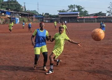 Integrantes del equipo de f¨²tbol femenino del Centro de Servicios Correccionales practican durante un entrenamiento en el campo de f¨²tbol comunitario Parade en Freetown.