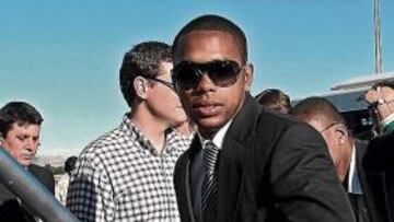 <b>MEJORA. </b>Robinho pasará a cobrar más si sigue en el Madrid.