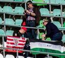 Seguidores de Gil Manzano... con una bandera del Athletic