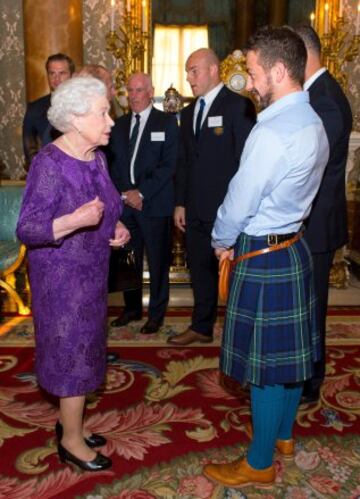 La reina Isabel II habla con el jugador escocés Greig Laidlaw.