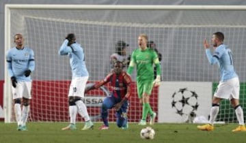 Mangala y Kolarov no pueden creer la sanción del penal.