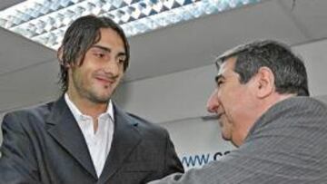 <b>EN RIAZOR. </b>Diego Colotto estrecha la mano de Lendoiro durante su presentación oficial.