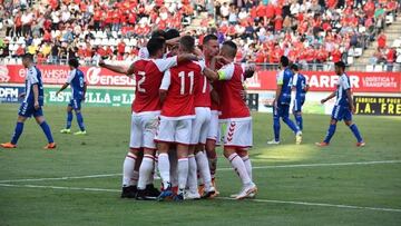 La plantilla del Murcia espera que Gálvez cumpla y les pague