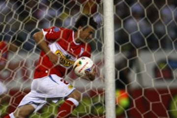 Definición del Torneo del 2010, el último torneo largo. Universidad Católica pierde en el Monumental y queda tercera, a siete puntos de los albos con siete fechas por jugar. El Cacique pierde el rumbo y la UC descuenta la ventaja y se consagra campeón. 