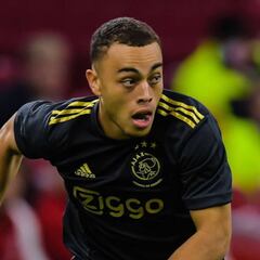 Sergiño Dest lands in Barcelona ahead of move to LaLiga club