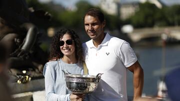 El tenista español logró ayer su decimocuarto título parisino tras vencer al tenista noruego Casper Ruud por 6-3, 6-3 y 6-0 y hoy lo ha celebrado con el clásico posado. En la foto, Nadal posa con su mujer Mery Perelló. 