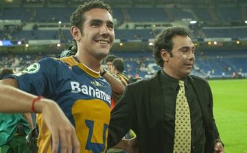  En el Clausura 2004 del fútbol mexicano, la leyenda del fútbol mexicano, Hugo Sánchez, se encontraba dirigiendo a los Pumas de la UNAM, donde debutó a su hijo Hugo Sánchez Portugal.