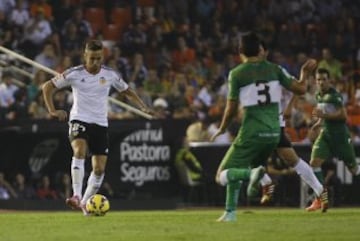 Enzo Roco sale al cruce de un jugador del Valencia.