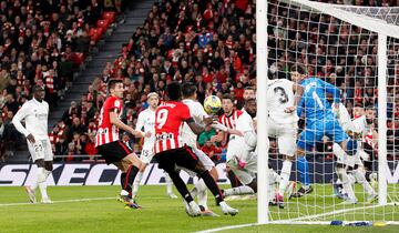 Iñaki Williams, Dani Ceballos, Daniel Vivian, Mikel Vesga, Toni Rüdiger, Éder Militão y Thibaut Courtois, observan como el balón va sin dueño por el área pequeña del Real Madrid.