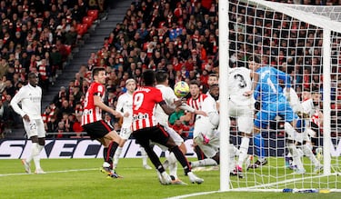 Iñaki Williams, Dani Ceballos, Daniel Vivian, Mikel Vesga, Toni Rüdiger, Éder Militão y Thibaut Courtois, observan como el balón va sin dueño por el área pequeña del Real Madrid.