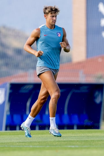 Rubio, ojos azules, musculoso…, el futbolista del Atlético de Madrid bien podría hacer carrera como modelo.