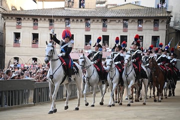 El recorrido transcurre en la céntrica Piazza del Campo, en  honor a la Virgen de Provenzano (Palio di Provenzano).