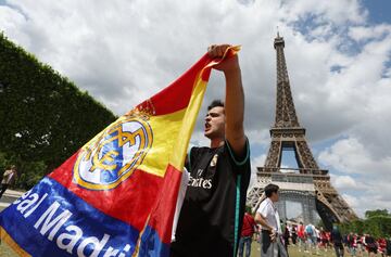 Aficionados del Real Madrid frente a la Torre Eiffel.