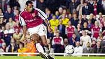 HENRY LES SENTENCIÓ. El tanto de Henry, que parte de una falta botada con el balón en movimiento, provocó que la última opción del Mallorca en la Champions se esfumara.