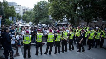 Fuertes medidas de seguridad en el hotel del conjunto blanco.