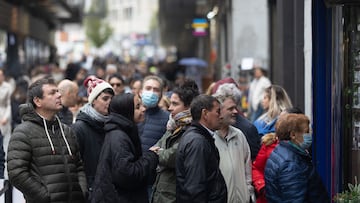 Varias personas en las inmediaciones de la administración de loterías Doña Manolita, a 14 de noviembre de 2022, en Madrid (España). Doña Manolita es la administración que más factura en ventas de boletos de lotería de todo el país. A lo largo de su historia, la administración ha repartido un total de 80 grandes premios de Lotería de Navidad en 115 años de historia. El 18 de diciembre de 1812 fue el primer día que se celebró este emblemático sorteo y tuvo lugar en la ciudad de Cádiz. Esta administración ha inspirado a escritores, músicos y también pintores.
14 NOVIEMBRE 2022;MADRID;DÉCIMO NAVIDAD;ADMINISTRACIÓN DOÑA MANOLITA;COLAS
Eduardo Parra / Europa Press
14/11/2022