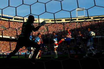 
En una operación exprés, el Atlético fichó a Toby Alderweireld (Wilrijk, Bélgica, 1989) por unos 7 millones tras haber venido a Demichelis al Manchester City. A la sombra de Godín y Miranda, jugó 22 partidos en la 13-14, marcó el gol decisivo al Málaga en la penúltima jornada y fue campeón de Liga. Ese verano se marchó cedido al Southampton y, al siguiente, vendido al Tottenham por 16 millones.
