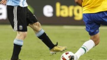 <b>RASO Y ADENTRO. </b>Messi dispara tras sortear a varios defensores en la jugada del triunfo argentino.
