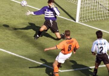 En el Mundial de Francia 98, Holanda eliminó a Argentina en los cuartos de final con uno de los goles más recordados. Bergkamp recibió un pase largo Frank de Boer y eludió a Ayala para luego definir de manera fantástica sentenció el partido al minuto 89.
