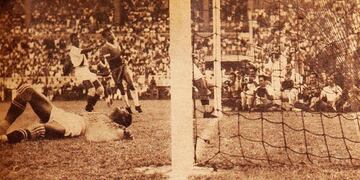 La foto corresponde al primer gol de Brasil en la goleada 7-1 sobre Per&uacute;, en el Sudamericano de 1949. Lo marc&oacute; Gerardo Arce en propia puerta.