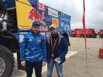 Eduard Nikolaev, piloto de Kamaz y vigente campeón del Dakar en camiones, junto al redactor de As Jesús Balseiro.