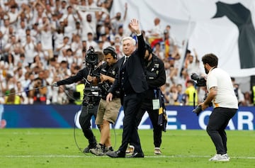 Emocionante despedida de la afición en el Bernabéu a Carlo Ancelotti. 