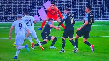 El penalti de Diego González a Rodrygo.