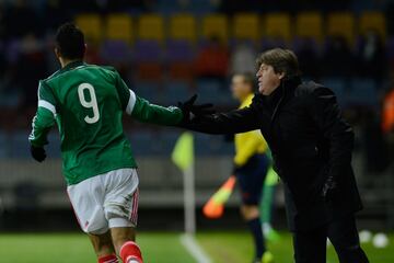 'Chepo', Tena y Vucetich. La eliminatoria la terminó Miguel Herrera al tomar el volante para encarar el repechaje frente a Nueva Zelanda. México solventó el trámite con un marcador global de 9-3 y se encaminó a la Copa del Mundo de Brasil después del sufrimiento máximo. 'El Tri' estuvo a un minuto de la eliminación. En el Mundial, el funcionamiento cambió radicalmente: el equipo desplegó lo mejor de su fútbol y recolectó siete puntos, producto de dos victorias (Camerún y Croacia) y un meritorio empate ante el local (Brasil). Pero todo terminó como siempre: en octavos de final, la Selección se adelantó a Países Bajos y tuvo el 'quinto partido' al alcance, más cerca que nunca, pero tres minutos de terror (88-91) terminaron con la ilusión. Wesley Sneijder y Arjen Robben obraron la dolorosa remontada. Herrera, eso sí, rompió el círculo vicioso (hasta entonces); continuó en el puesto después del Mundial.