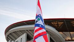 Imagen de la bandera del Atlético en el Cívitas Metropolitano con el escudo de la temporada 2024-25.
