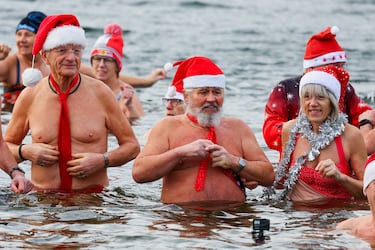 Miembros del club de natación de invierno "Focas de Berlín" se han bañado, con gorro de Papá Noel incluido, en el lago alemán con unas temperaturas bajo cero. El grupo, que actualmente cuenta con 157 miembros, asegura que esta práctica es saludable y puede ayudar a reforzar el sistema inmune.